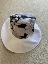 Burberry women’s sun hat size small reversible very stylish in black-and-white