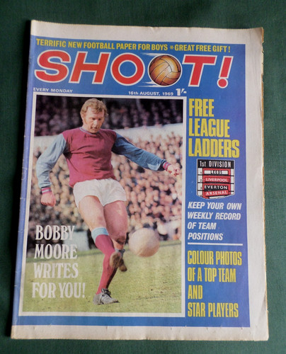 Bobby moore england team - team,
