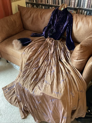 Side saddle costume - side,
