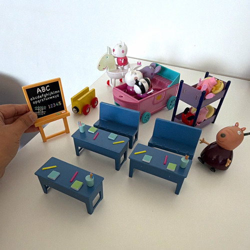 Character peppa pig classroom - pig,