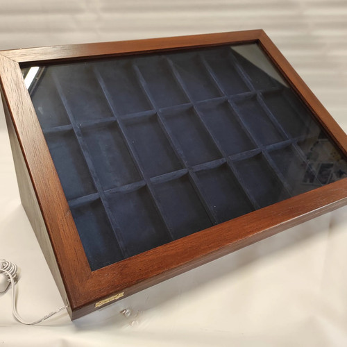 Display case for medals led - for,