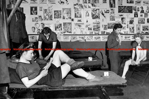 F009887 ats girls relaxing - girls,