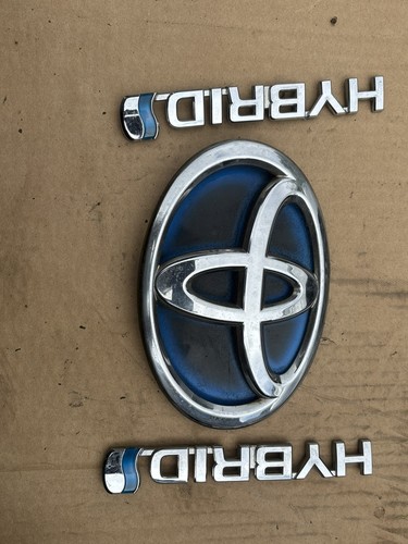 Toyota front badge genuine - front,