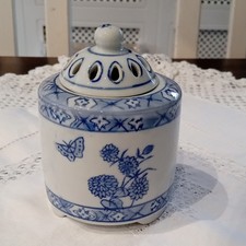 20th Century Culpeper, USA, blue And White Floral Pot Pourri Jar 10.5 Cm Tall
