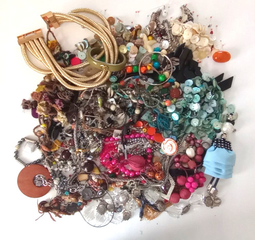 5kg broken costume jewellery - 1.5kg,