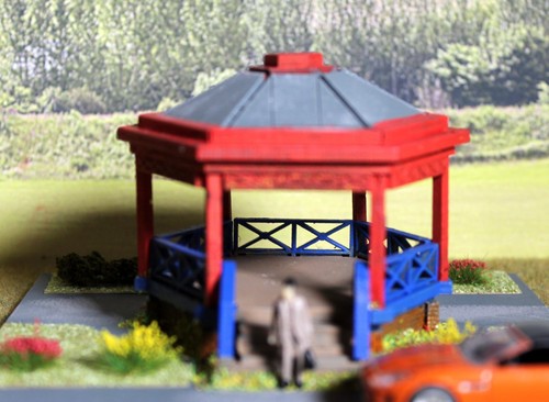 Scale small bandstand with - oo,