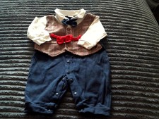 A PAIR OF BOYS ROMPER SUITS SIZE 6/9MT   (BC13)