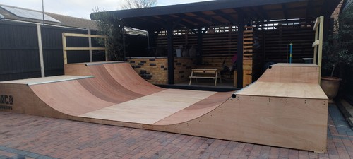 Half pipe skate ramp - half,