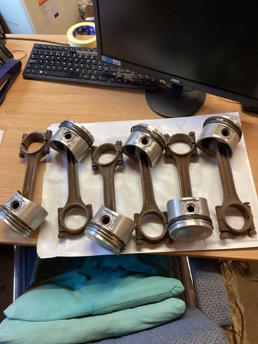 Jaguar type pistons with - e,