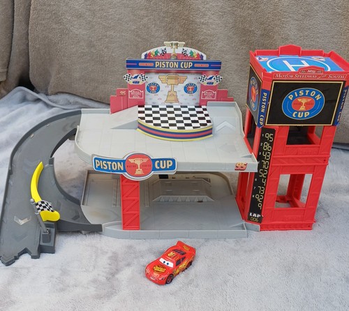 Mattel cars piston cup - piston, racing
