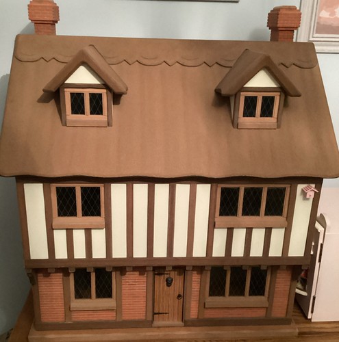 Tudor style dolls house 12th - style,