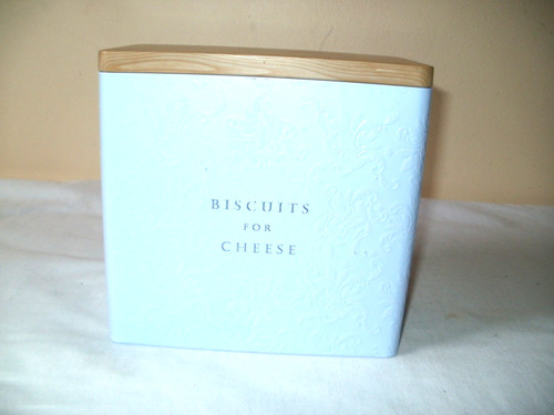Biscuits for cheese tin