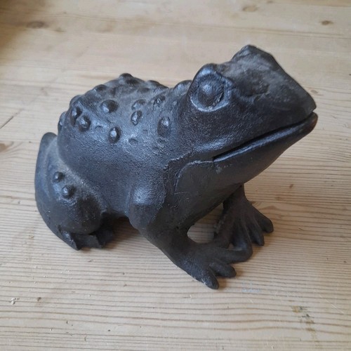 Black cast iron frog - black,