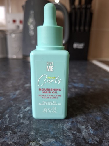 Give four curls - curls, nourishing