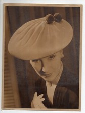 50's Style - Hats for Teenagers - "Brighton Belle" - Photo BARRATT'S 1956 LONDON