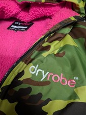 dryrobe V3 Model Camo & Pink