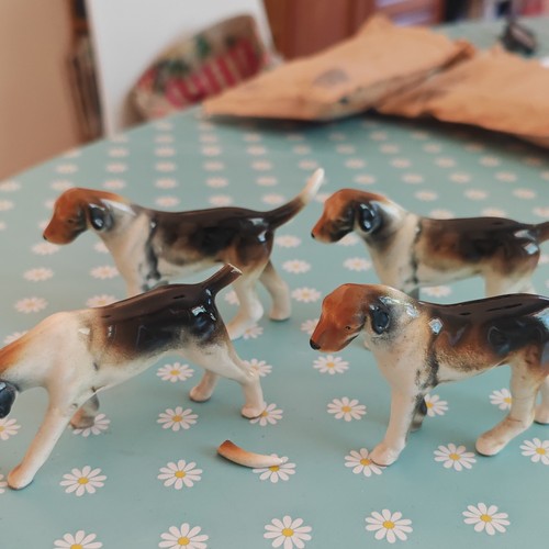 Lot foxhound figurines - of,