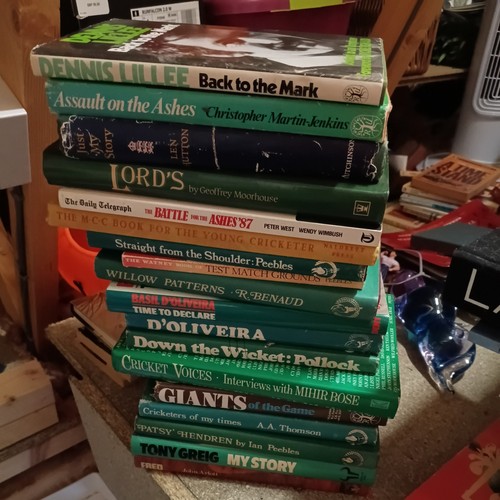 18x vintage cricket books - 18x,