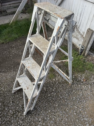 Vintage small wooden step - small,
