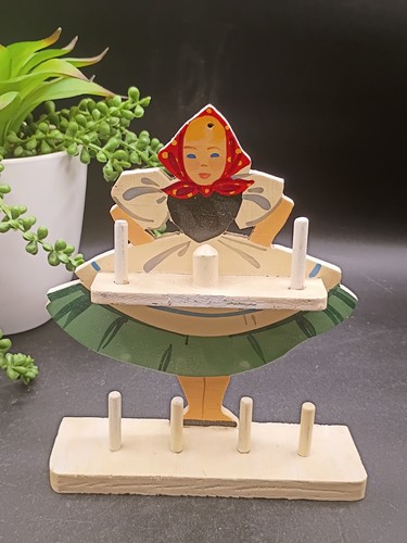 Vntg wooden peasant girl - vntg,