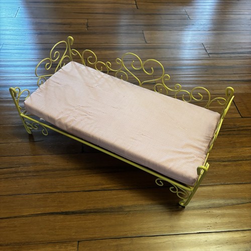 Yellow gold metal daybed - metal,