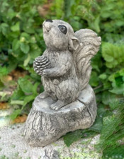 Outdoor squirrel figurine Stone squirrel decoration Wooden animal statue