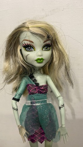 Monster high dolls is à - high,