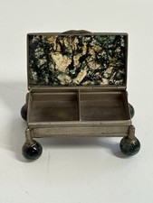 Agate Snuff Box With Ball Feet