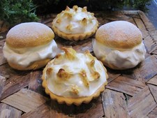 4 FAKE  ARTIFICIAL CAKES CREAM