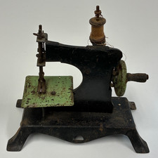 VINTAGE CHILDS MINIATURE SEWING MACHINE CRANK NEEDLE GREEN ENAMEL 1930S QUIRKY