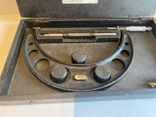 SUPER QUALITY MOORE & WRIGHT No 971 MICOMETER 7-8in IN ORIGINAL WOODEN BOX.