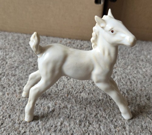 Cream off white ceramic foal - /,