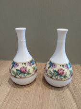 2 X WEDGEWOOD POSY BUD VASES, SARAH - FINE BONE CHINA MADE IN ENGLAND 