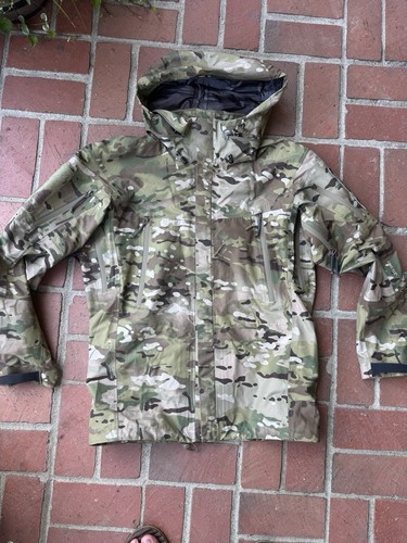 Medium arcteryx leaf - medium,