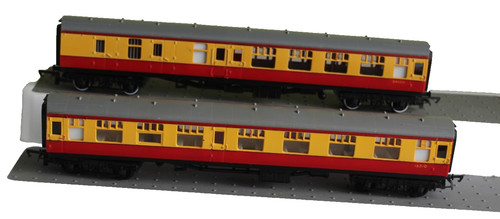 Pair hornby coaches - ,