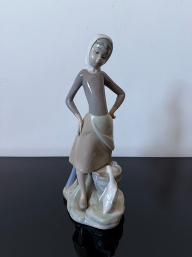 Lladro figurine girl with - figurine,