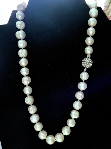 Hand knotted baroque pearl - hand,