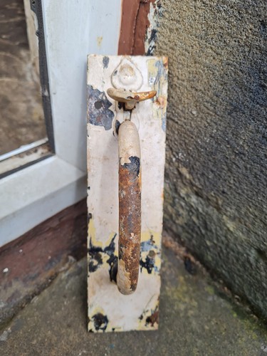 One single metal - single, latch