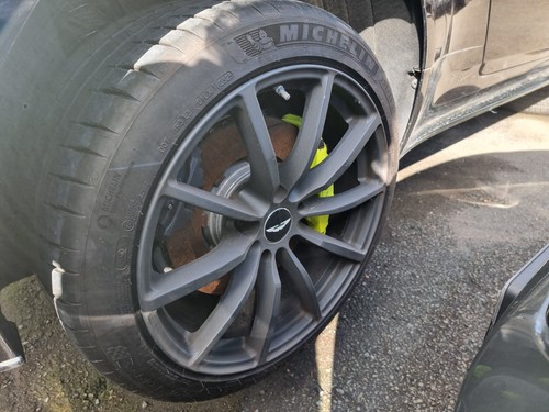Aston martin db11 amr - martin,