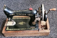 Vintage Singer Sewing Machine 1912 Complete with  Case and  Key. 
