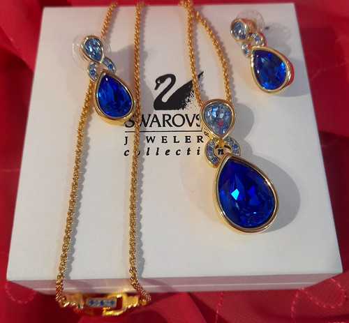 Authentic swarovski gold tone - authentic,