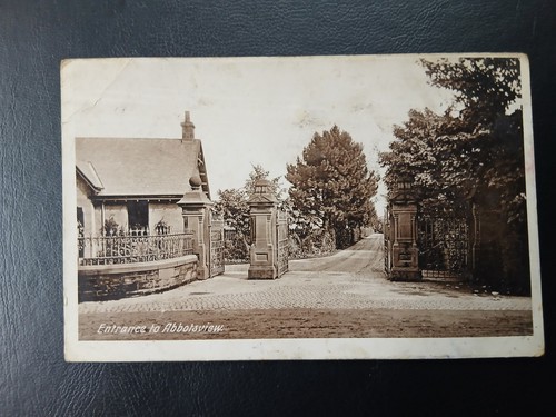 Entrance abbotsview - to,