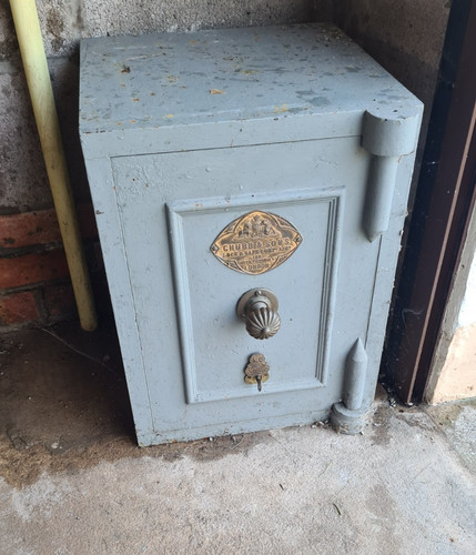 Antique chubb safe with - antique,