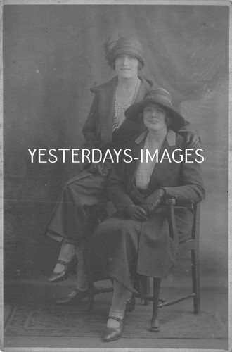 Young women 1920 fashion - women,