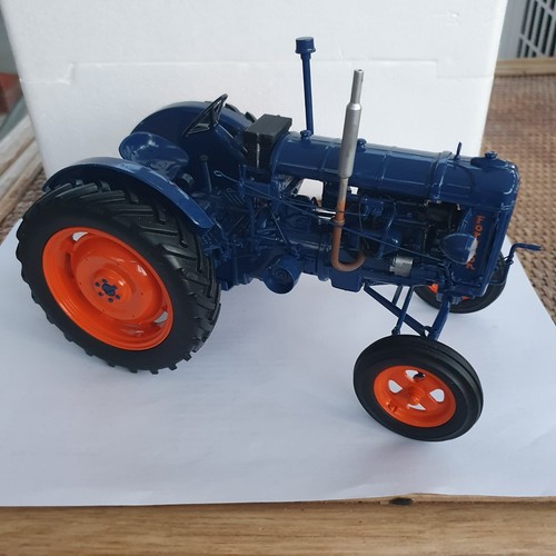 Universal hobbies tractor - universal, 1:16