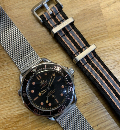 ,Automatic watch with 2