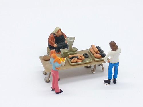 Preiser figures market - figures,