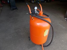 Portable blasting pot, 10 gallon.