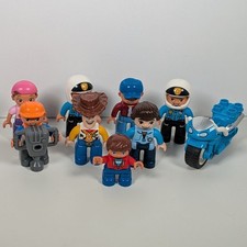 LEGO DUPLO 8 MINI FIGURES