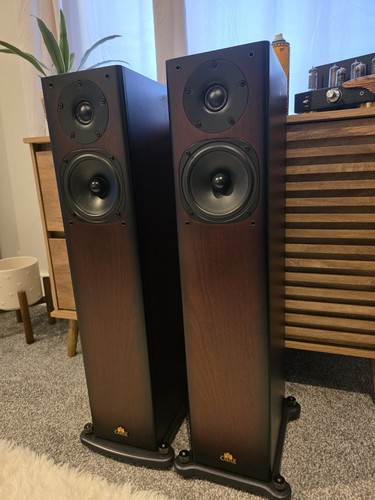 Castle knight speakers - 3,